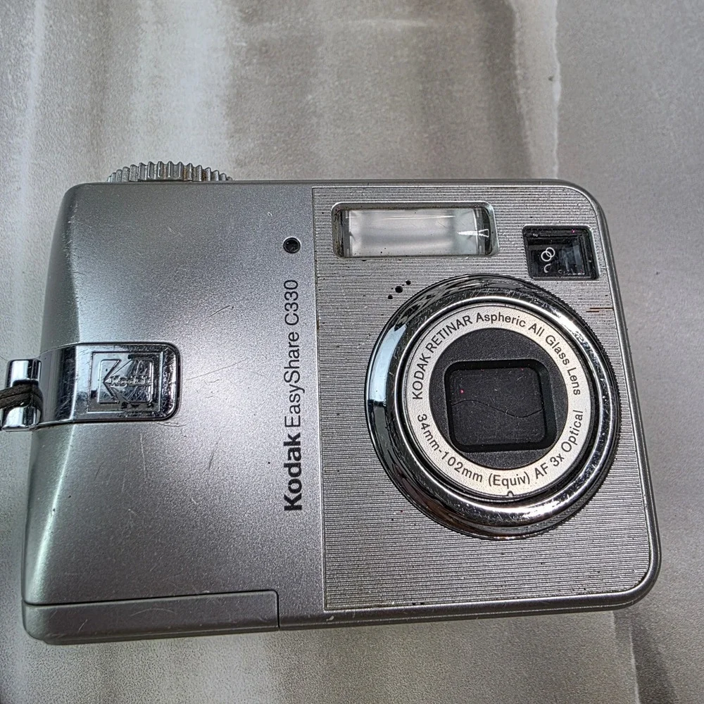 Kodak EasyShare C330 Silver Digital Camera 4.0MP 3x Optical Zoom Retinar Lens S3